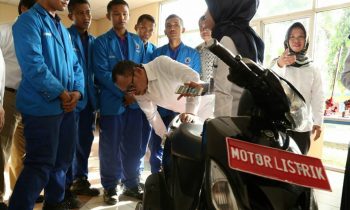 Menteri Tenaga Kerja, Hanif Dhakiri Jajal Motor Listrik Rakitan Siswa BLK Serang